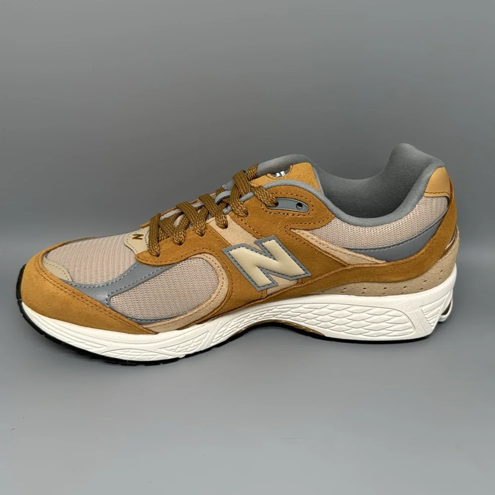 New Balance 2002R U2002RCE Beige Grey Running Shoes Men's Sz 10.5D Women's Sz 12